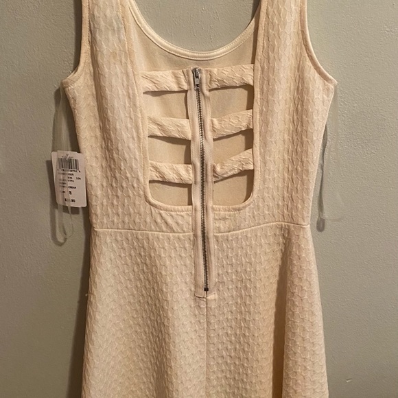 Cream/off white Dress with semi open back - Picture 2 of 3